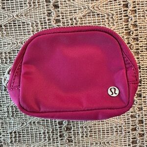 lululemon Everywhere Belt Bag Nano Berry Rumble Gold